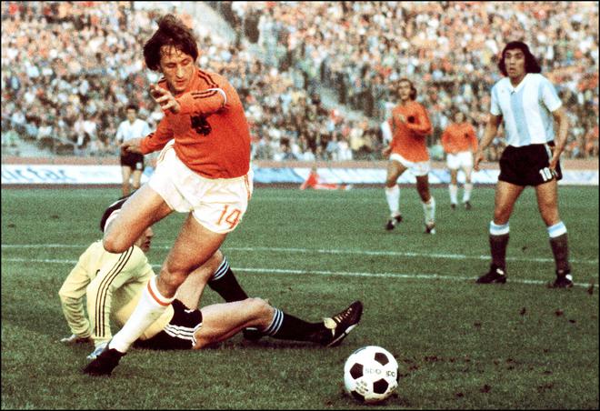Holland's national soccer team captain Johan Cruyff dribbles past Argentinian goalkeeper Carnevali to score his team's second goal 26 June 1974 in Gelsenkirchen during their World Cup  quarterfinal match. Holland beat Argentina 4-0.