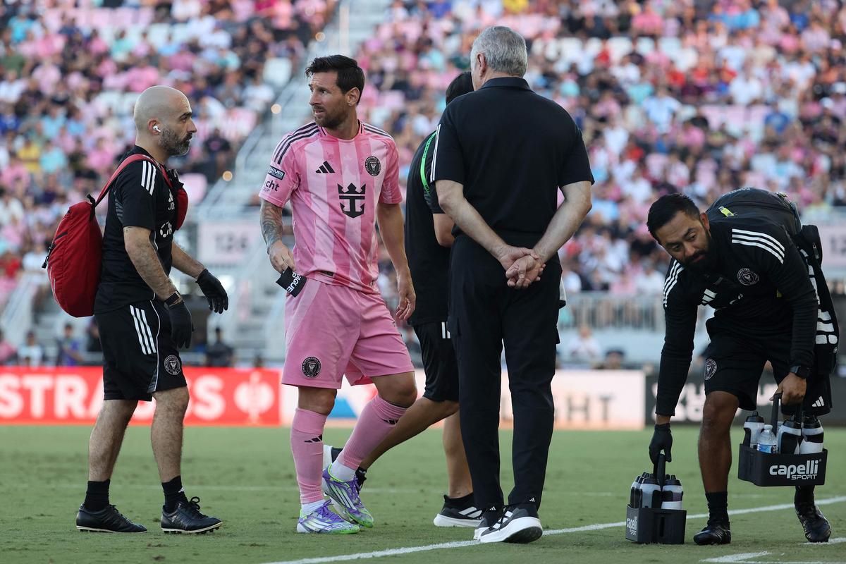 Messi opúšťa ihrisko s zranením počas zápasu fázy ligového pohára medzi Inter Miami CF a Club Necaxa na štadióne Chase.