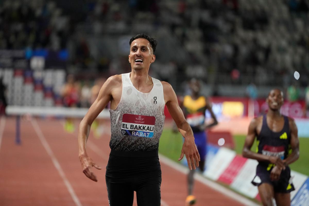 Soufiane El Bakkali, do Marrocos, reage após vencer a corrida de 3.000 m com obstáculos durante o encontro de atletismo da Diamond League em Rabat.
