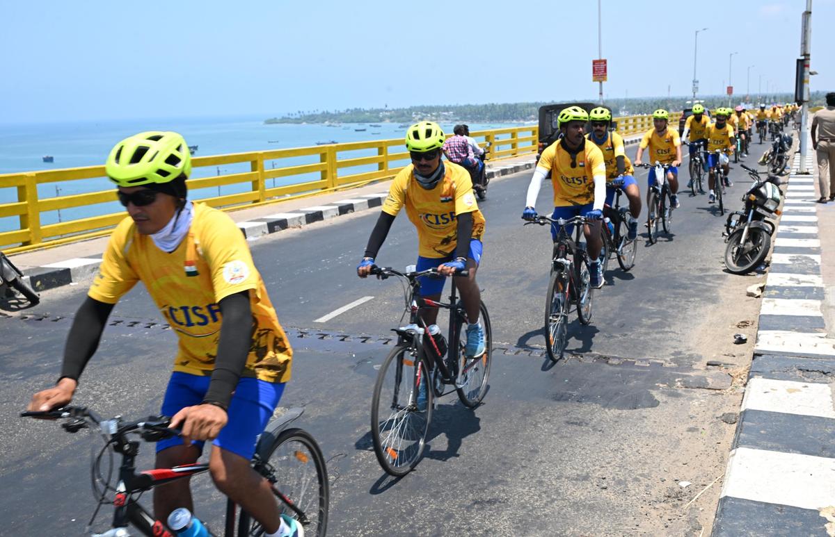 CISF Coastal Cyclothon 2025 cruza a ponte rodoviária Pamban em Ramanathapuram.