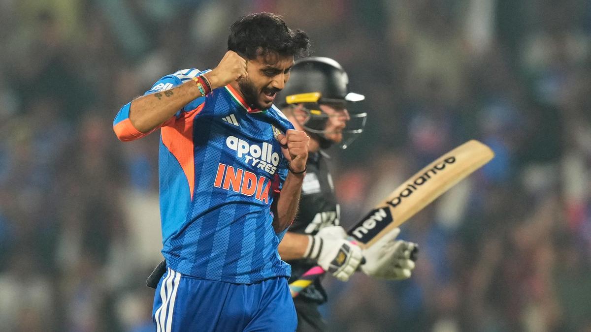 IND vs NZ 1st T20I: Axar Patel goes off the field due to finger injury