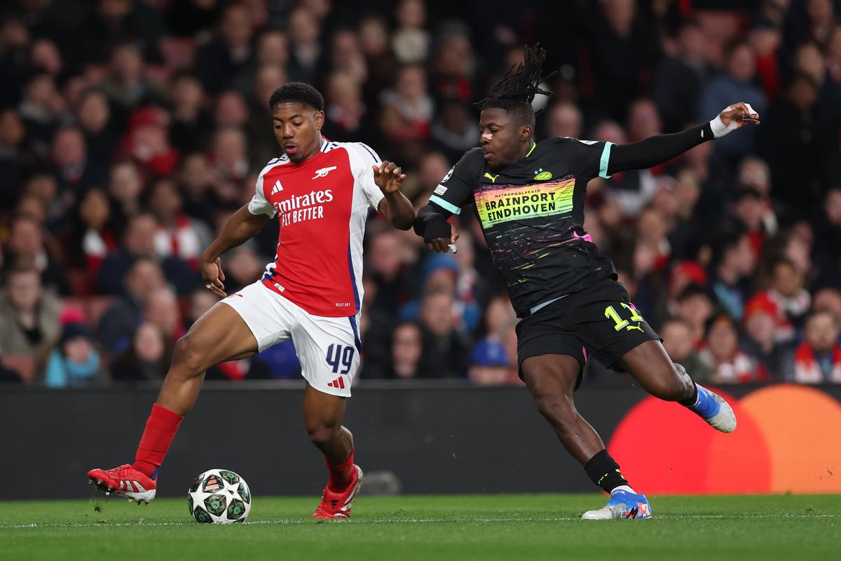 Myles Lewis-Skelly z Arsenalu beží s loptou, zatiaľ čo pod tlakom Johan Bakayoko z PSV Eindhovena počas Ligy majstrov UEFA 2024/25 kolo 16 druhých zápasov na nohy medzi Arsenal FC a PSV na Arsenal Stadium 12. marca 2025 v Londýne v Anglicku.