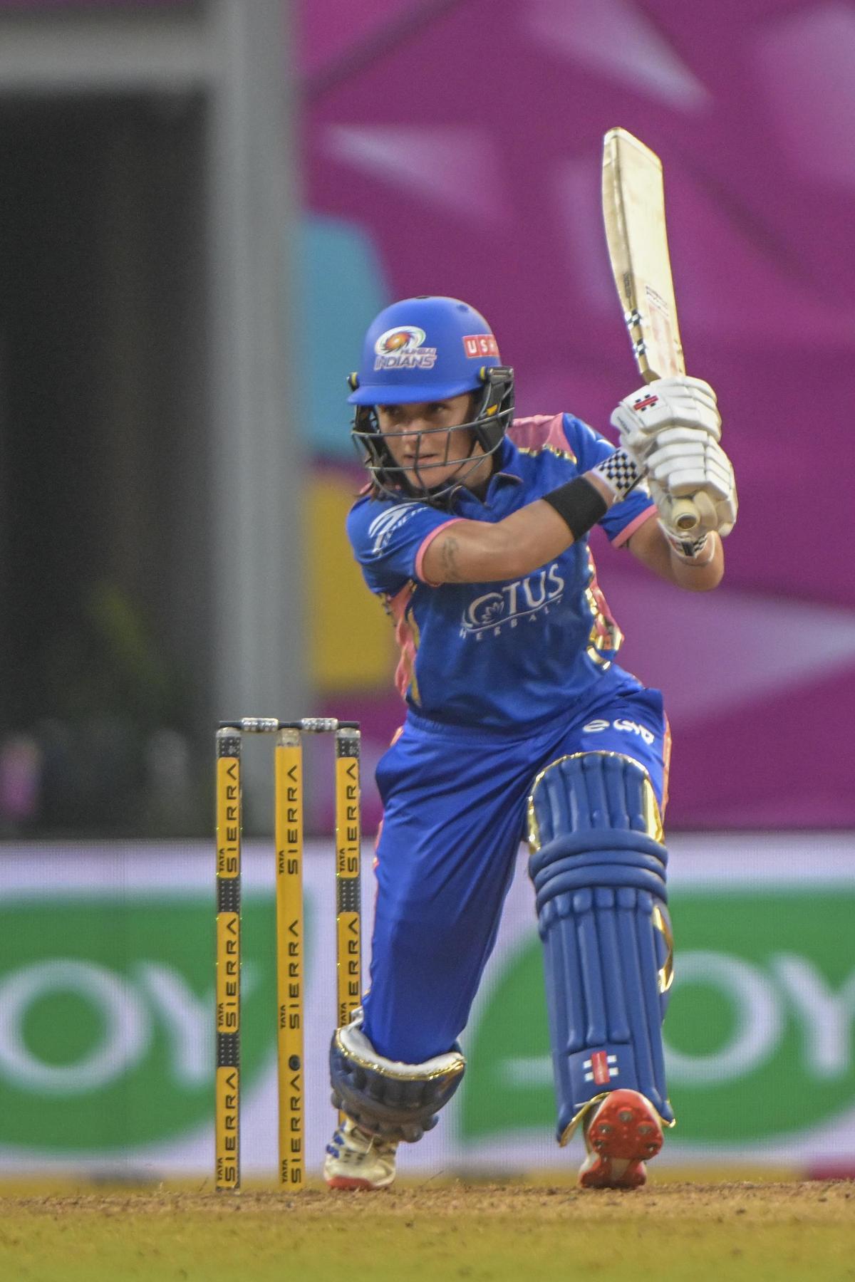 Amelia Kerr (49 n.o., 28b, 6x4, 1x6) and Amanjot Kaur (41, 24b, 4x4, 3x6) brought the game to life, making most of the reprieves.