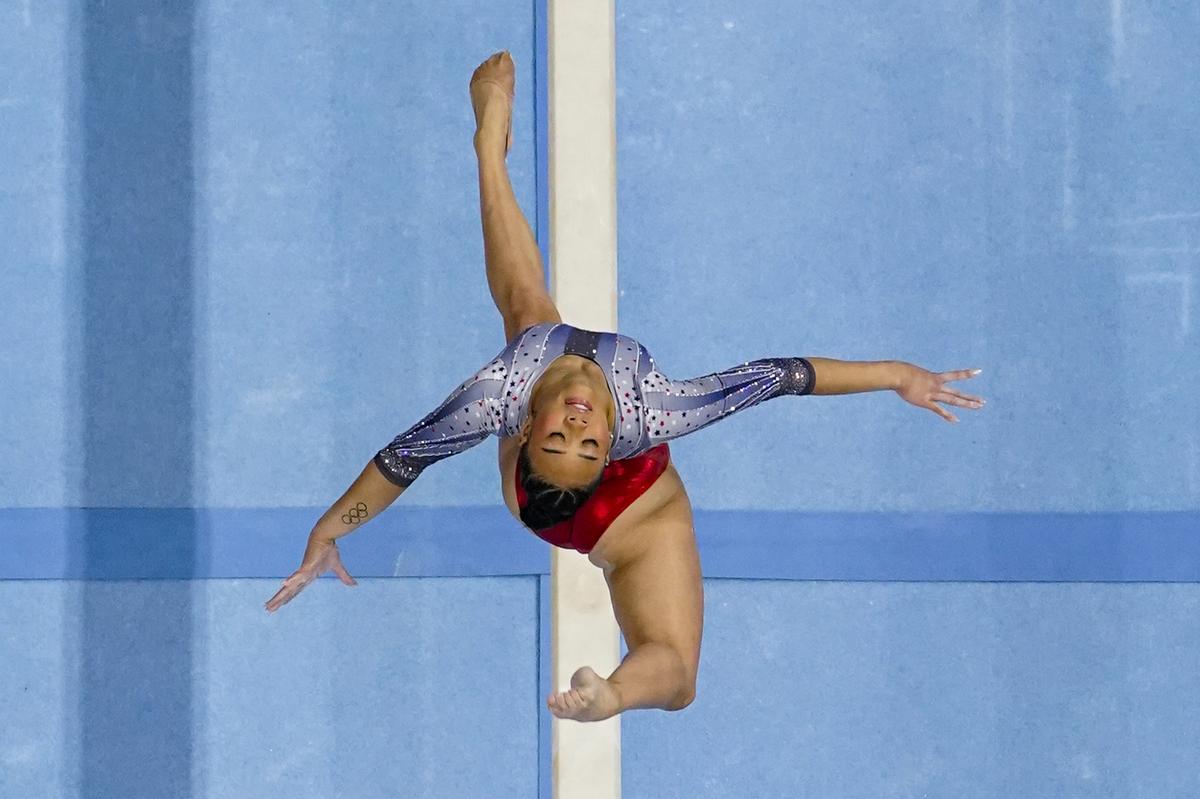 Suni Lee competes on the balance beam.