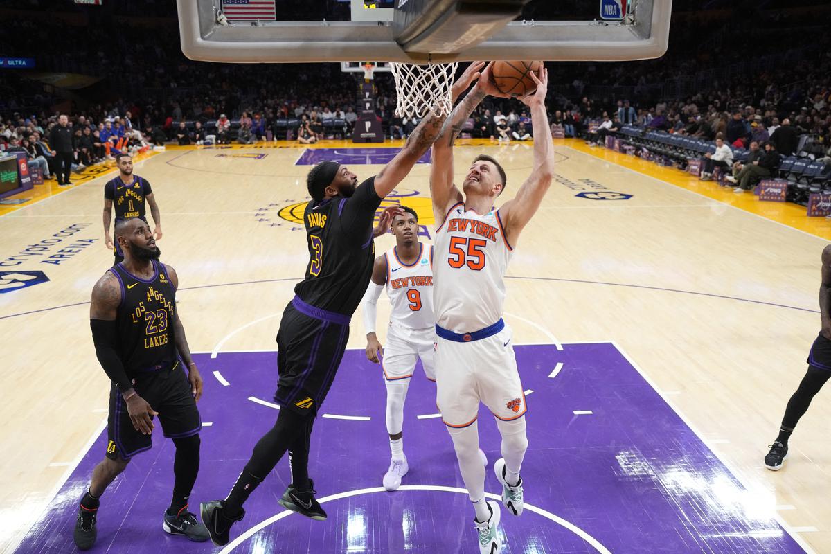 New York Knicks center Isaiah Hartenstein (55) dunks the ball against Los Angeles Lakers forward Anthony Davis (3)] in the second half at Crypto.com Arena.