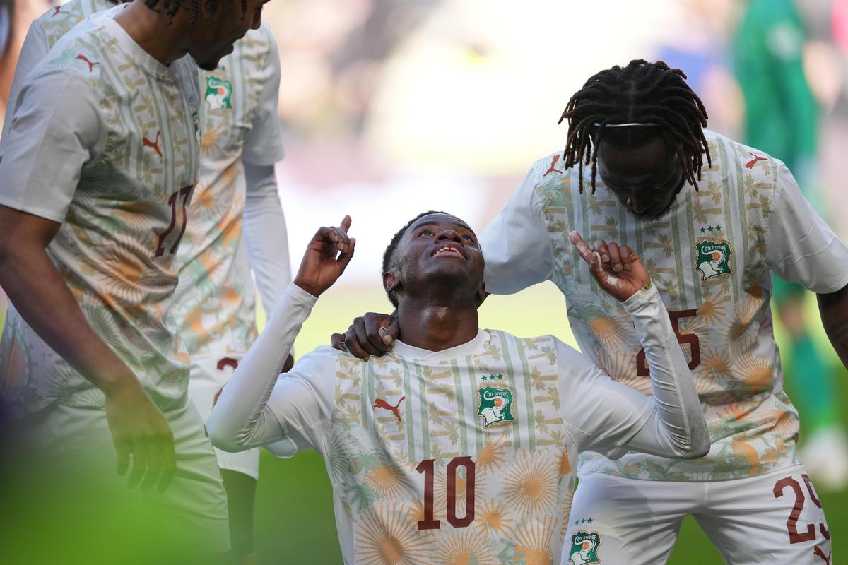 Center z Pobrežia Slonoviny Simon Adingra oslavuje gól.