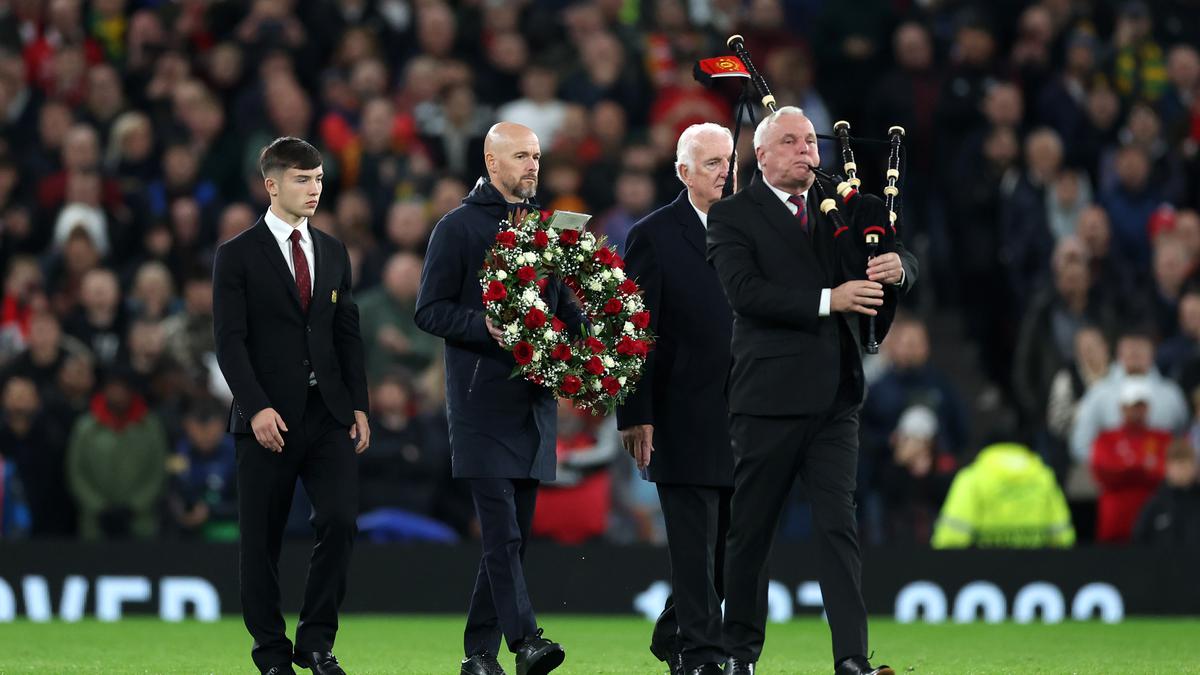 Bobby Charlton tribute: Ten Hag lays wreath on Old Trafford pitch before Champions League match against Copenhagen