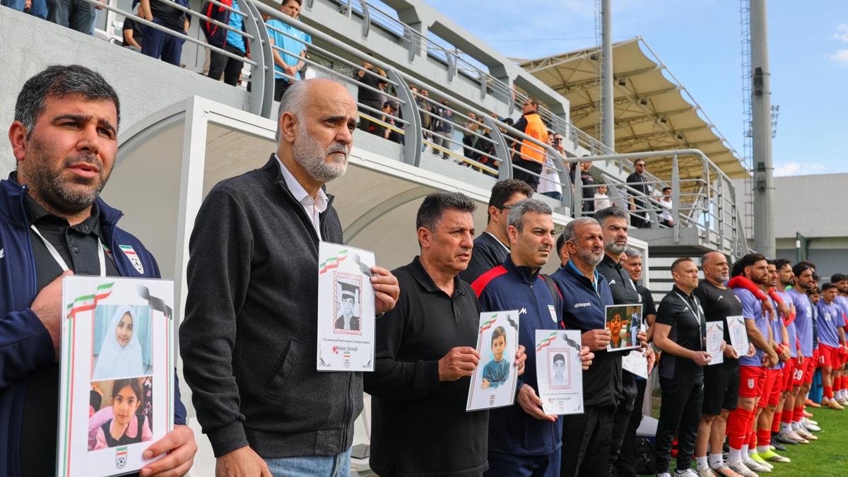 Les joueurs iraniens rendent hommage aux enfants victimes présumées de la guerre avant le match préparatoire à la Coupe du monde