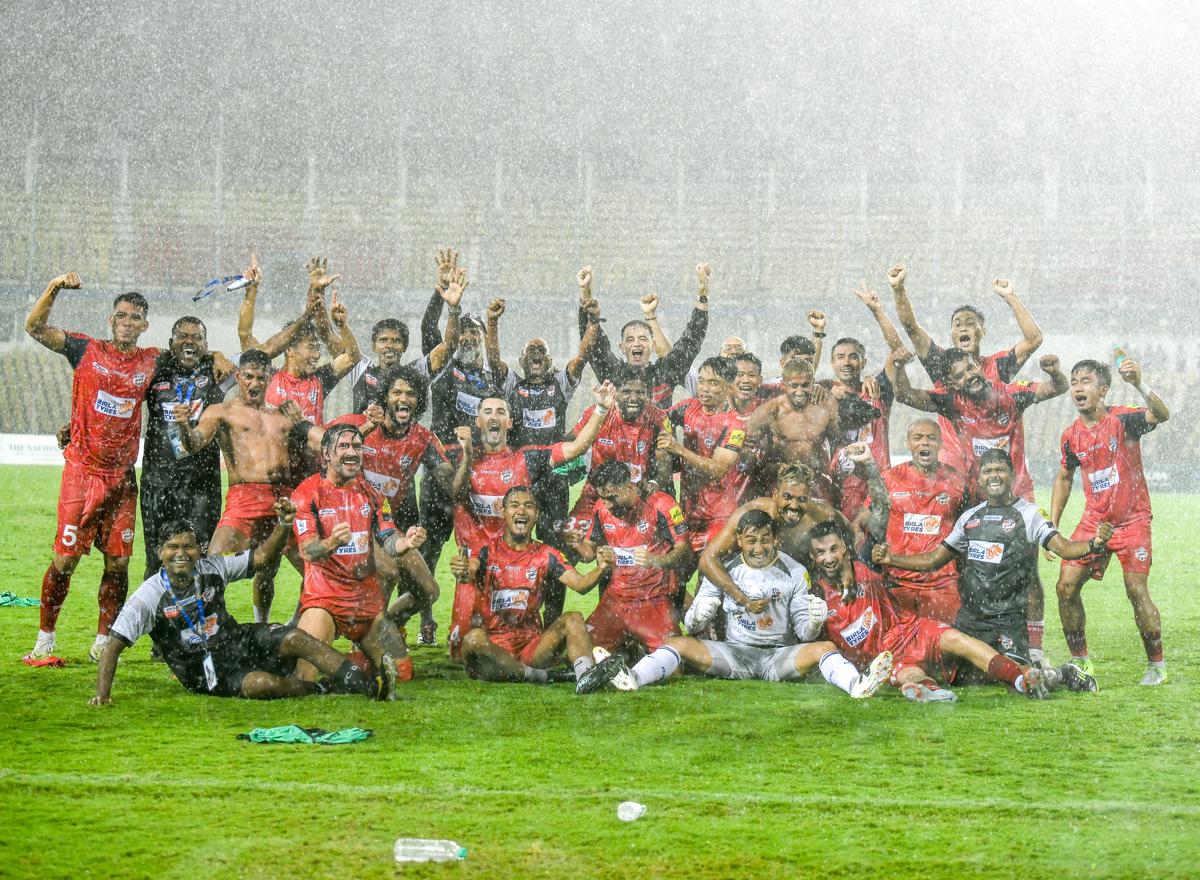 Diamond Harbour FC, založený len pred šiestimi rokmi, začal svoju cestu na vrchol pod vedením trénera víťaza I-League Kibu Vicunu. Teraz bola po prvýkrát povýšená na ISL.
