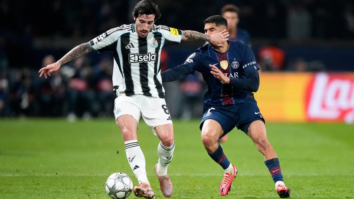 O PSG, atual campeão da UCL, empatou em 1-1 com o Newcastle; Kvaratchelia ficou ferido