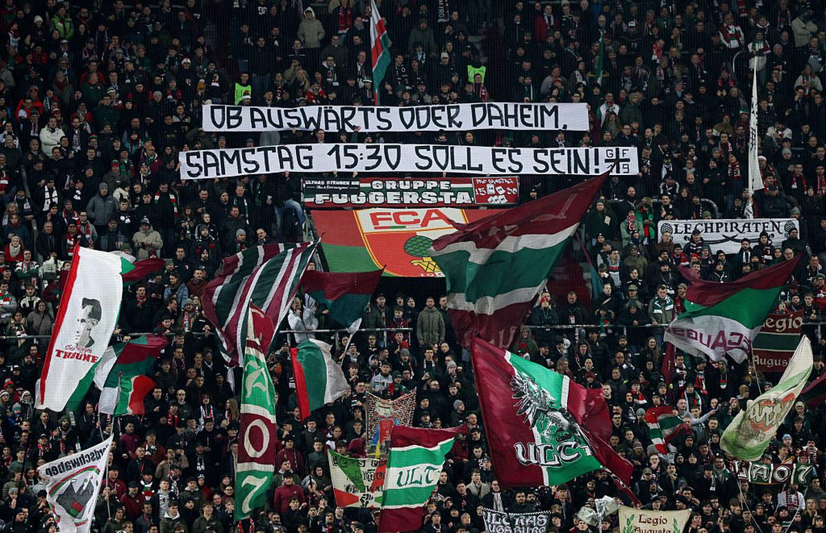 Fanúšikovia držali transparent, ktorý protestoval proti rozhodnutiu o vzácnom štvrtkovom zápase.