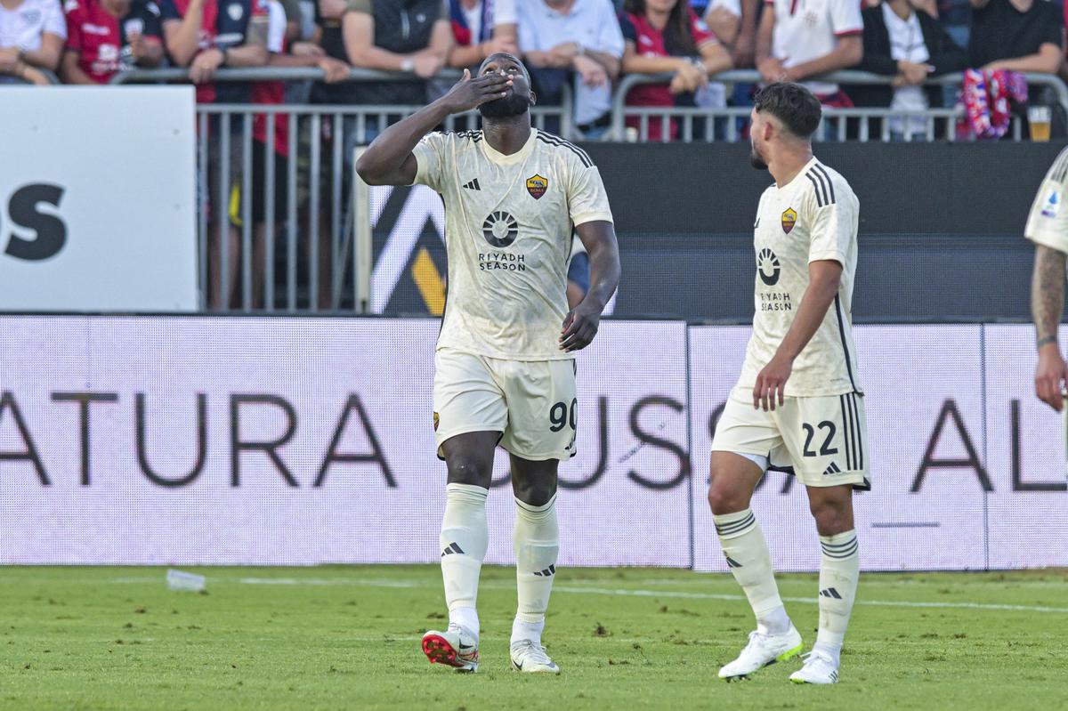 Torino, Italy. 24th Sep, 2023. Romelu Lukaku of As Roma celebrates after  scoring his team's first goal during the Serie A match beetween Torino Fc  and As Roma at Stadio Olimpico on