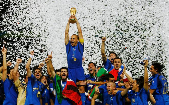 Der Italiener Fabio Cannavaro hebt den WM-Pokal nach dem Sieg des Teams über Frankreich im Elfmeterschießen in die Höhe.