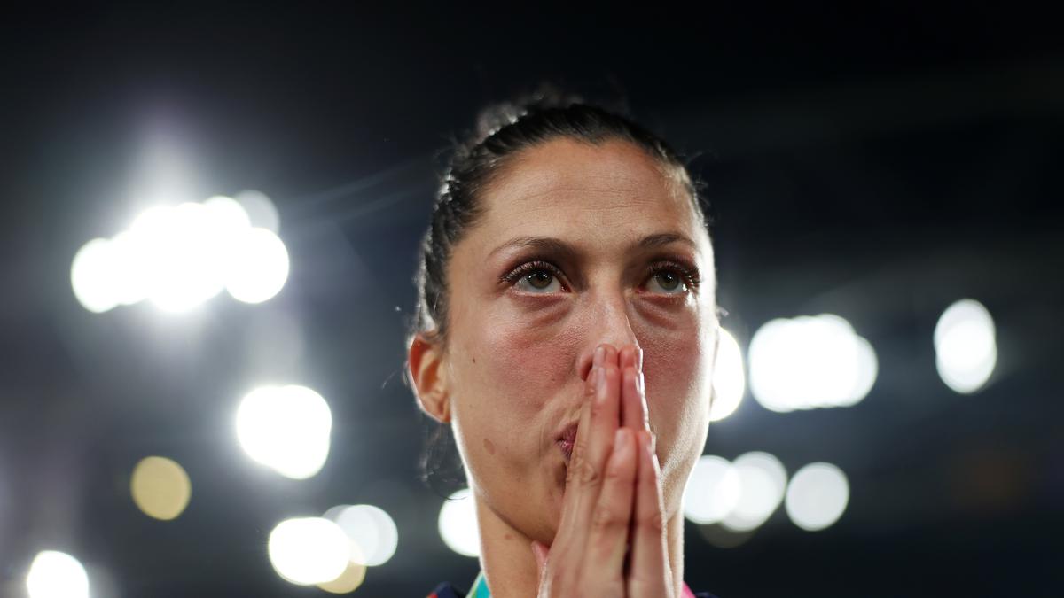 Video: Spain federation chief Rubiales kisses Jenni Hermoso during trophy presentation, criticised