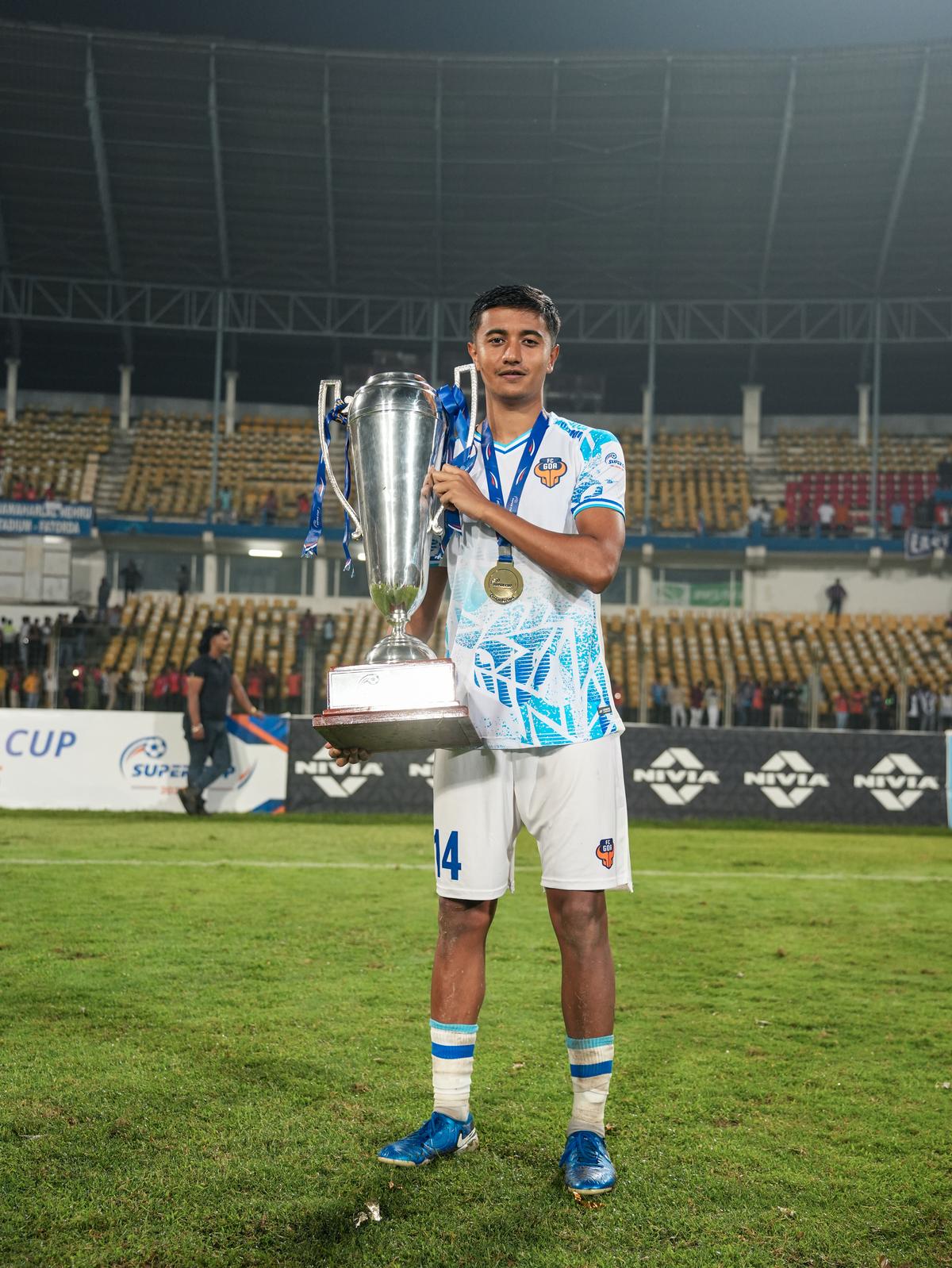 Depois de mais de 100 minutos, somando 85 pulsantes na semifinal, Ayush foi dispensado e aplaudido de pé pela torcida local.