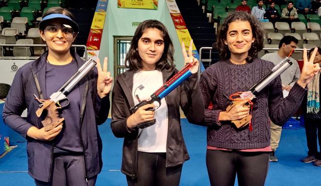 Divya TS, 챔피언 Esha Singh, Yashwini Deswal(L에서 R로)의 초상화가 델리에서 열린 National Shooting Selection Trials에서 공기권총을 사용하고 있습니다.