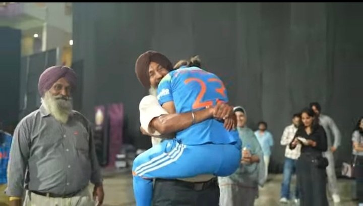 As emocionantes celebrações de Harmanpreet Kaur resumiram a enormidade do triunfo da Índia. As emocionantes celebrações de Harmanpreet Kaur resumiram a enormidade do triunfo da Índia.