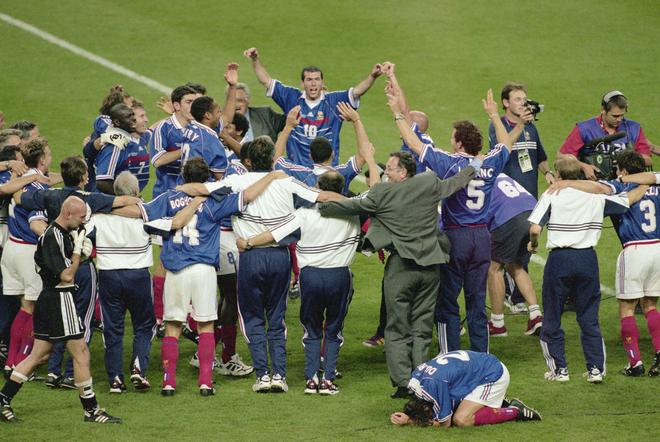 Zinedine Zidane (no.10) de Francia es aclamado por sus compañeros de equipo después de una actuación ganadora del partido en la final de la Copa del Mundo contra Brasil en el Stade de France en St Denis.  Zidane anotó dos veces y Francia ganó 3-0.