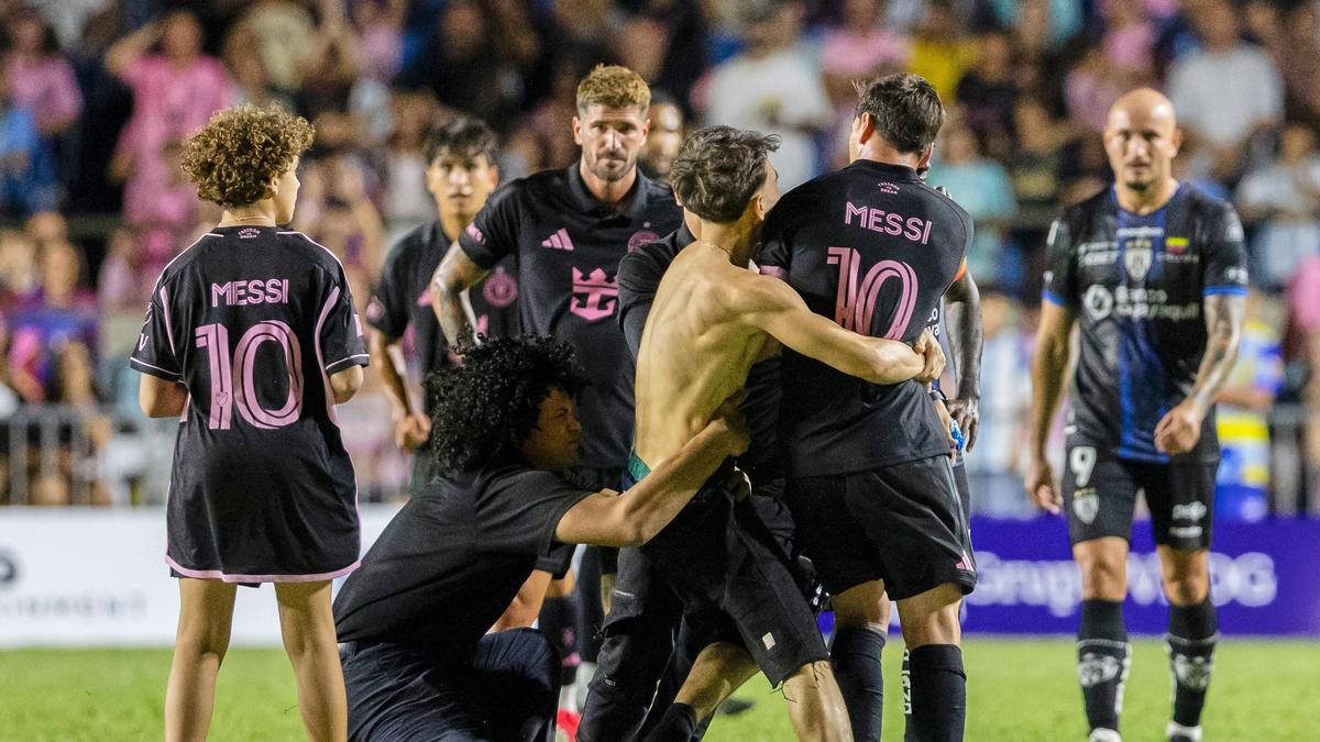 Lionel Messi foi derrubado quando torcedores invadiram o campo durante o amistoso do Inter Miami.