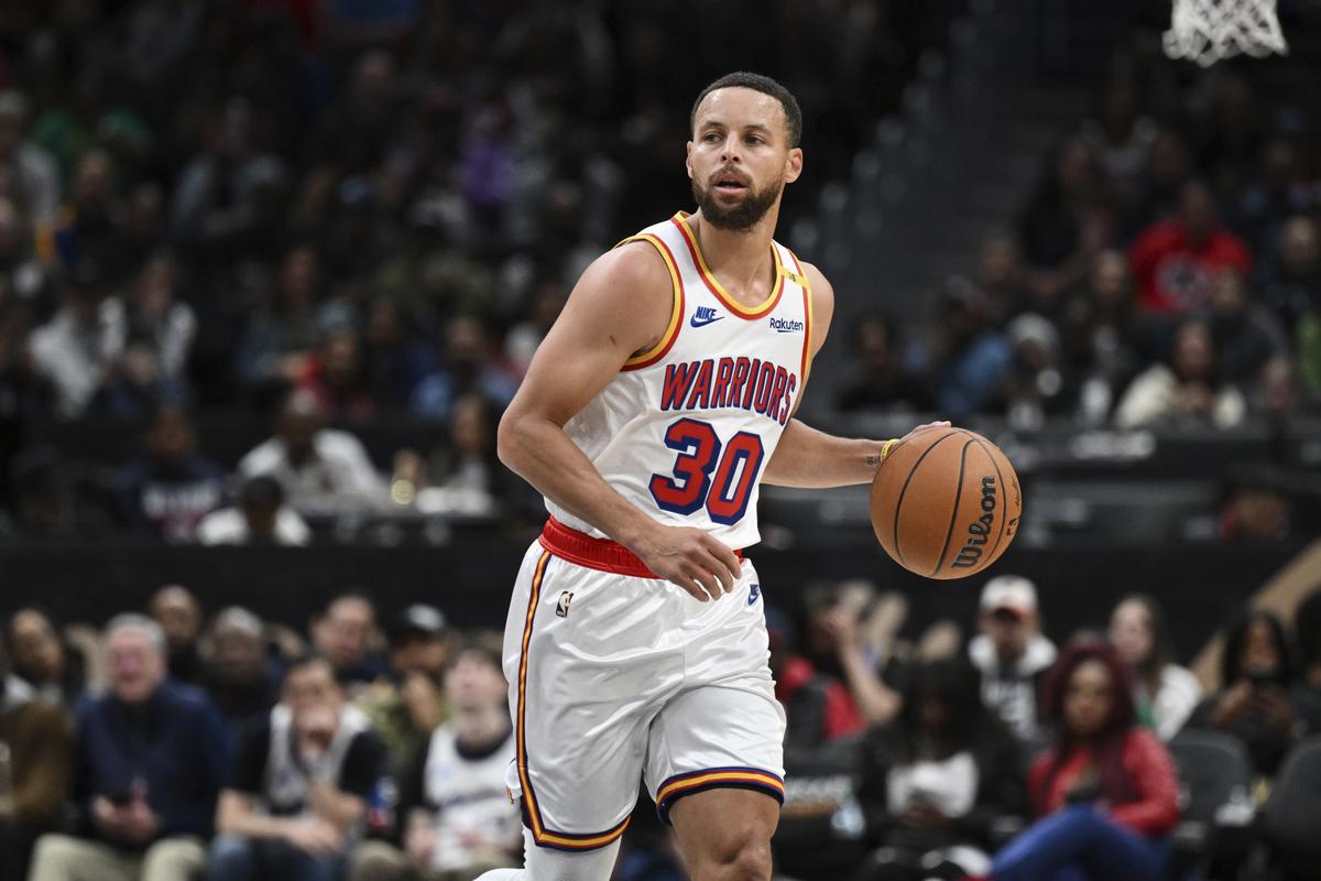 Golden State Warriors guard Stephen Curry (30) handles the ball during the first half of an NBA basketball game against the Washington Wizards.