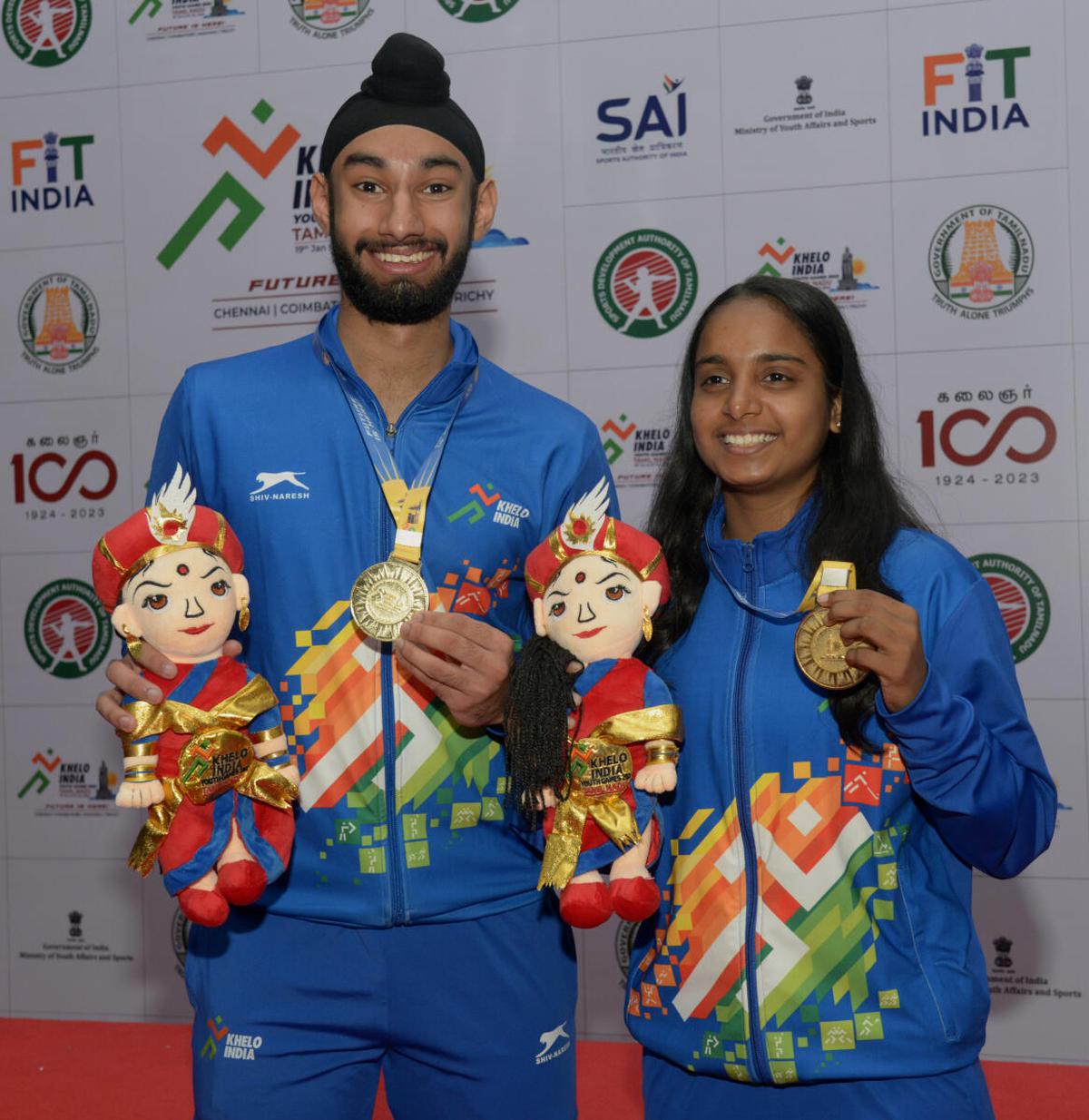 T.S. Mundra of Madhya Pradesh (left) and Pooja Arthi of Tamil Nadu - winners of the Boy’s and girl’s titles respectively Squash Gold Medal in the Khelo India Youth Games, 2023 in Chennai on Tuesday