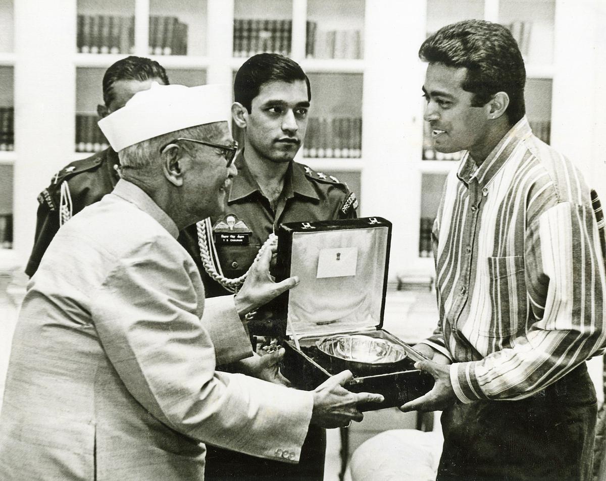 The President, Dr. Shankar Dayal Sharma, felicitates tennis ace Leander Paes, India’s lone medal winner at the just-ended Atlanta Olympics, at Rashtrapati Bhavan in New Delhi on August 08, 1996.