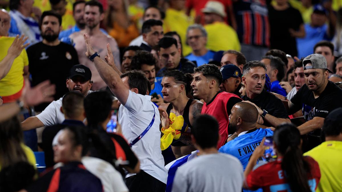 Escenas se tornan violentas tras la semifinal de la Copa América 2024 cuando jugadores de Uruguay pelean con aficionados colombianos