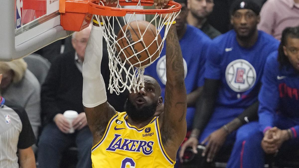 LeBron James exits Lakers' loss due to sore leg