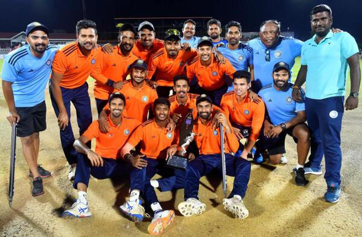 South Zone with Deodhar Trophy after defeating East Zone. 