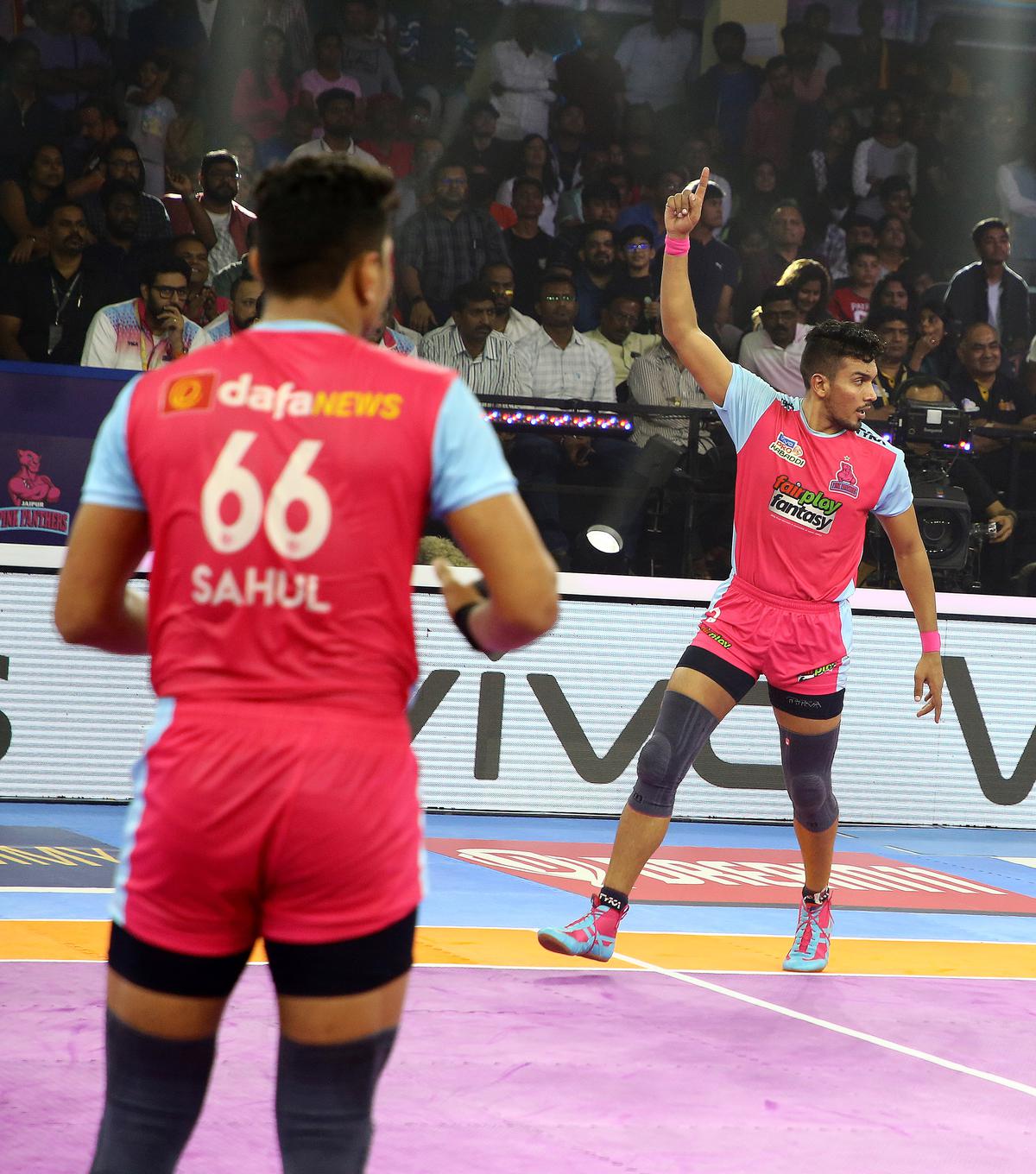 League-leaders Jaipur Pink Panthers face a tough Telugu Titans