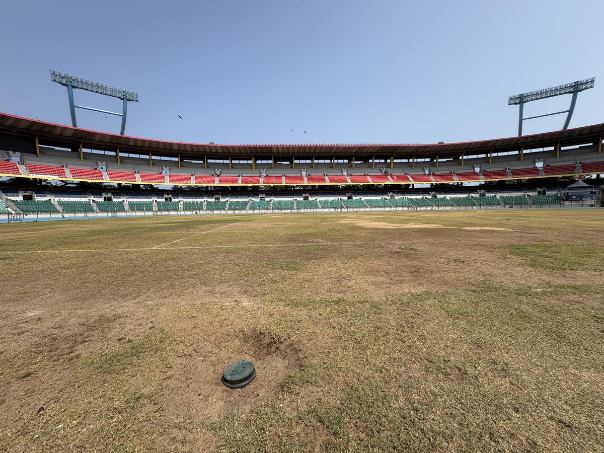 Štadión zostáva v dezolátnom stave, od minulej sezóny sa tu nehrá špičkový mužský futbal, takmer viditeľné sú rozstrekovacie potrubia.