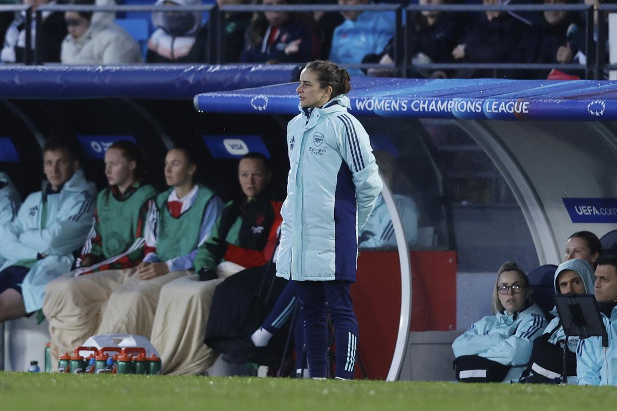 Renee Snegers na vedľajšej koľaji počas štvrťfinále Ligy žien majstrov medzi Real Madrid a Arsenal.