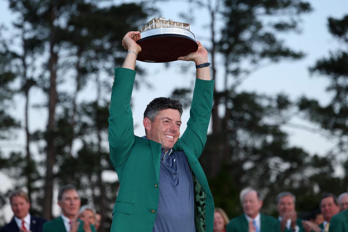 Rory McIlroy posa com o troféu Masters durante a Cerimônia Green Jacket depois de vencer o Torneio Masters de 2025 no Augusta National.