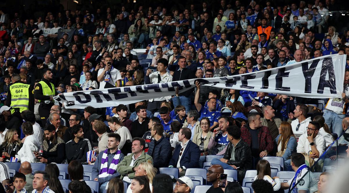 Torcedores do Real Madrid protestam contra o presidente Florentino Perez nas arquibancadas.