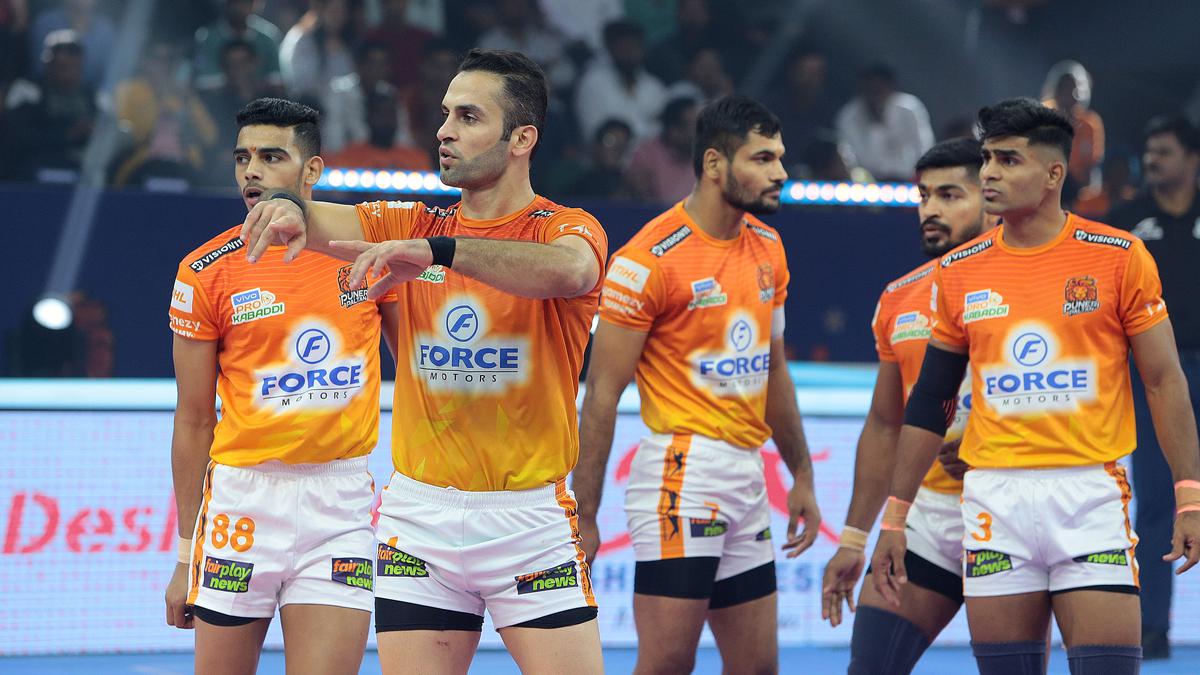 Fazel Atrachali becomes the first player to complete 400 tackle points in PKL history