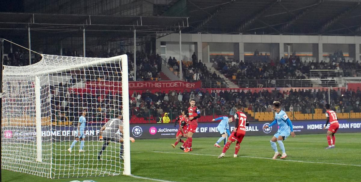 Epicenter emócií: Osem hlavných zápasov - indická najvyššia divízia a medzinárodná - sa od svojho renovácie v roku 2024 odohralo na Shillongovom Jawaharlal Nehru Stadium, pričom miesto v priemere v priemere najmenej 86 % kapacity.