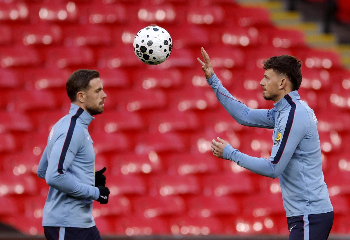 Henderson (vľavo) vie, aké to je cítiť hnev davu vo Wembley, keď ho po nešťastnom presťahovaní do Saudskej Arábie vypískali, čo si vyslúžilo kritiku vzhľadom na jeho predchádzajúcu podporu komunity LGBTQ+.