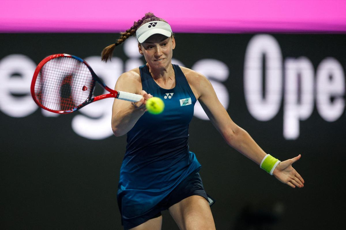 Elena Rybakina, do Cazaquistão, rebate a chinesa Zheng Qinwen durante a partida individual feminina no Aberto do Qatar.