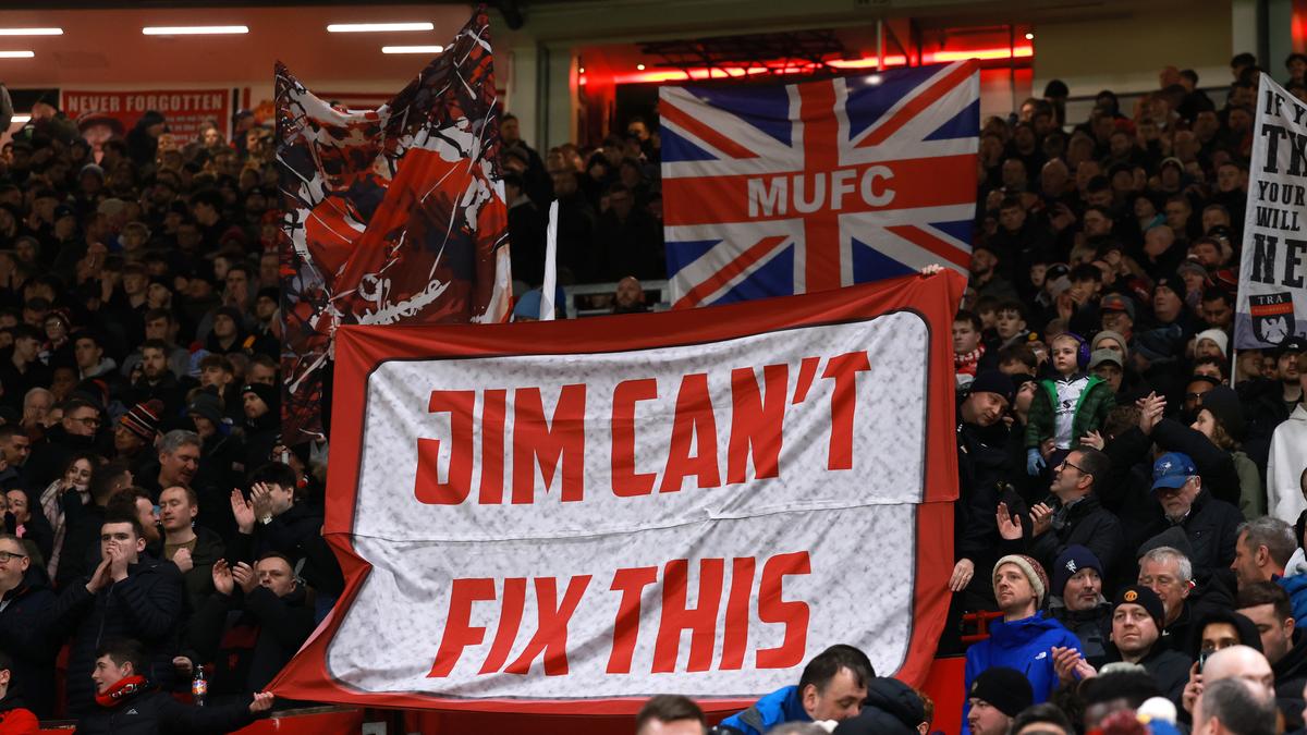 Os torcedores do Man United protestam contra a ‘posse de posse inepta’, apesar da vitória do Man City e do Arsenal.