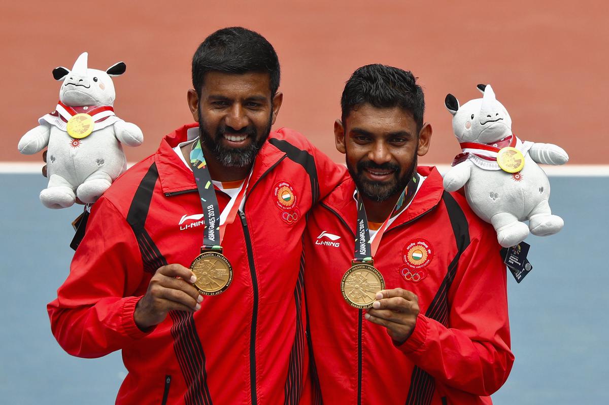 Gold medallists Rohan Manchanda Bopanna and Divij Sharan of India celebrate with their medals at the Asian Games 2018.