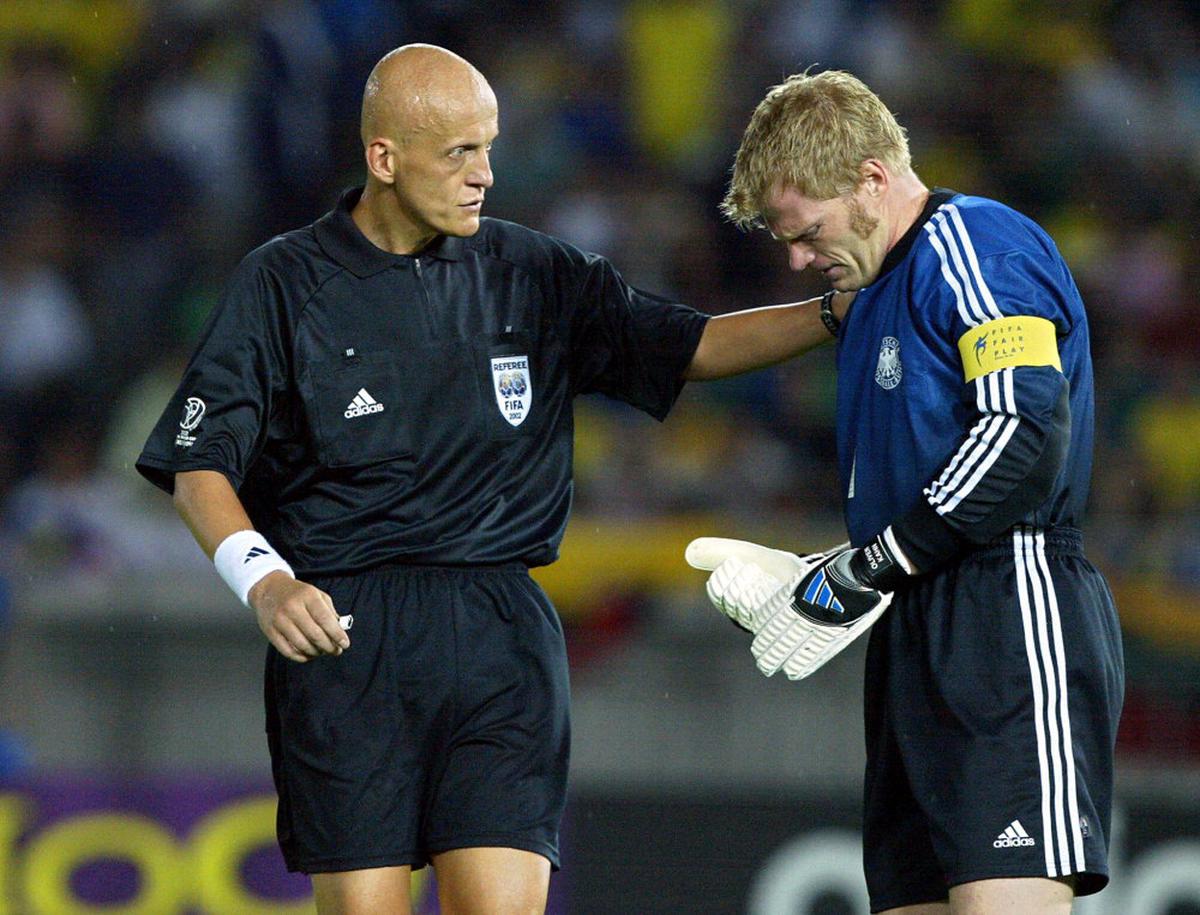 German international goalie Oliver Kahn puts on his shoes during the  training in Geneva, Switzerland, 29 May 2006. The German national soccer  team is preparing for the FIFA World Cup 2006 with