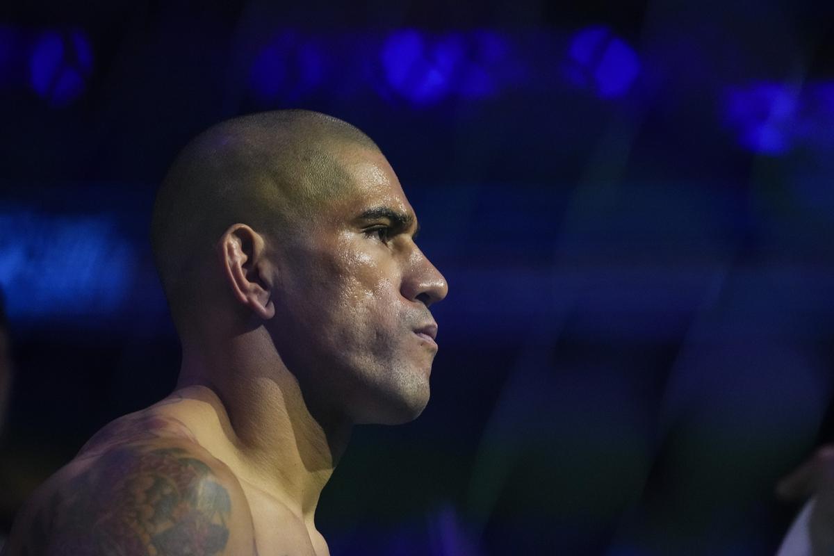 UFC: UFC 295: Alex Pereira crowned light heavyweight champ, Tom Aspinall  wins interim heavyweight title