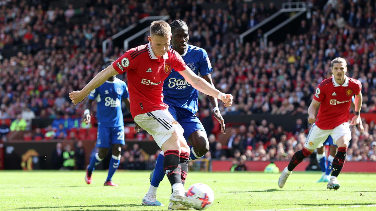 Premier League: Man United climbs back to third with 2-0 win over Everton