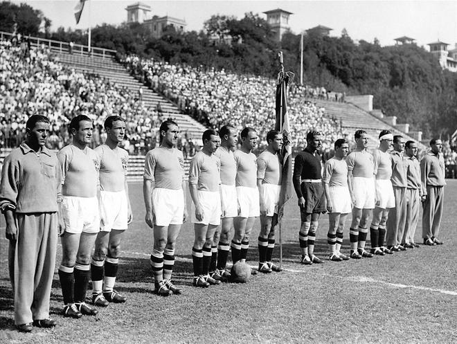 Angelo Shiavio (fourth from left) was one of the most significant players of the Italian National Team as the Azzurris won its first World Cup.