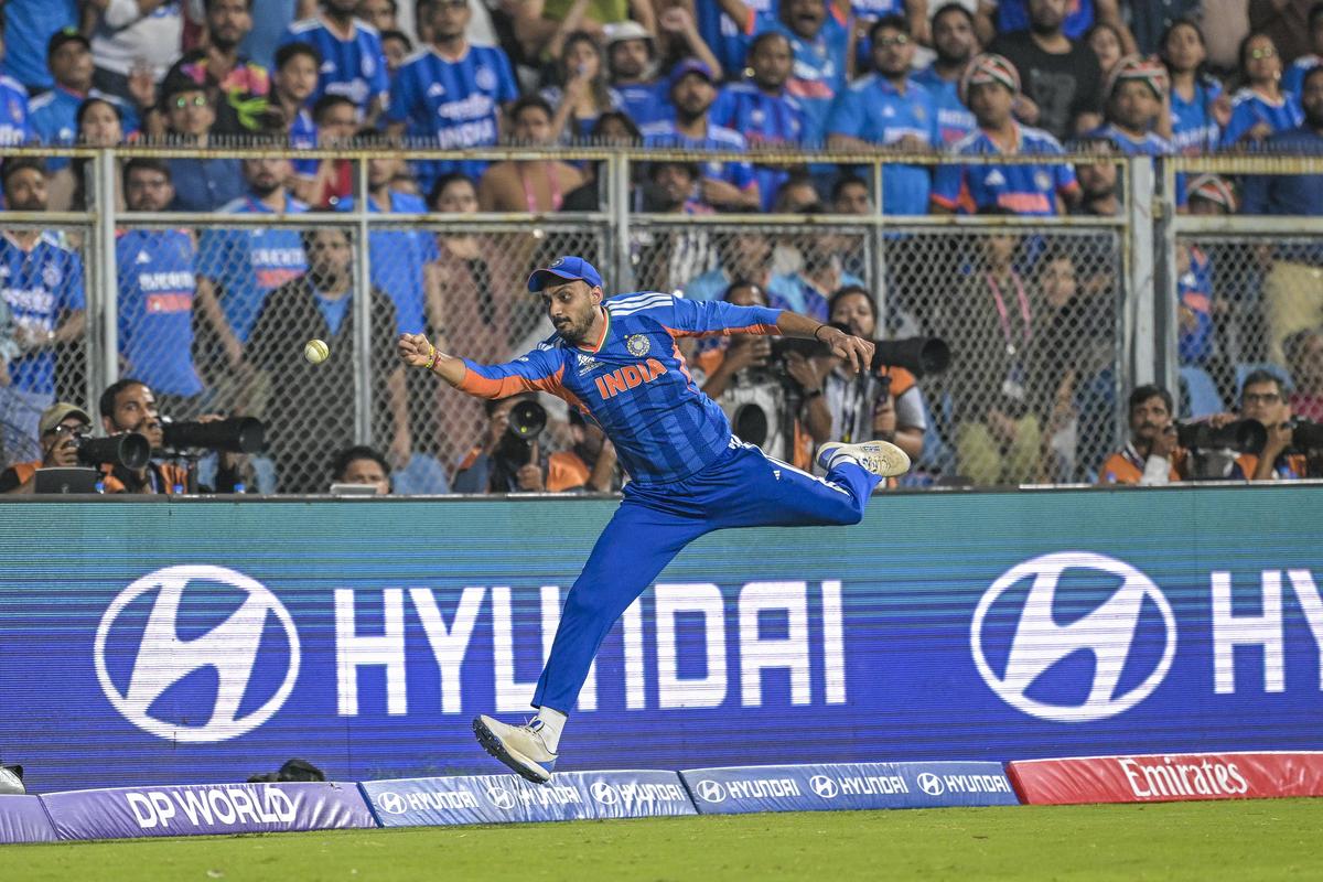 A captura de Axar Patel foi decisiva para garantir que a Índia continuasse em vantagem contra a Inglaterra na semifinal da Copa do Mundo T20.