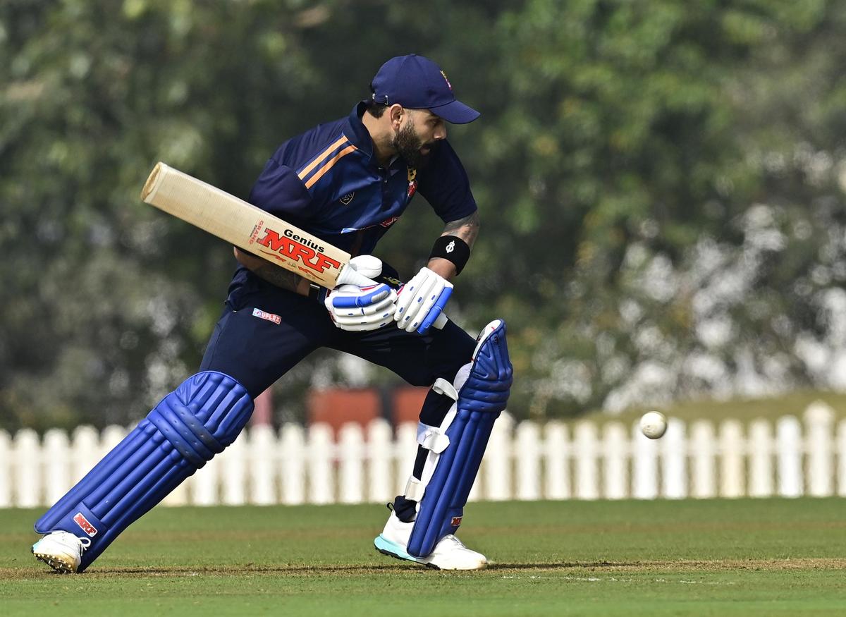 रन-मशीन: विराट कोहलीचे देशांतर्गत शतक बंगळुरूमध्ये शांत वातावरणात आले, 2027 च्या विश्वचषकासाठी भारताच्या अनुभव, खोली आणि रस्त्याच्या विस्तृत प्रतिबिंबाविरुद्ध एक परिचित मैलाचा दगड ठरला.