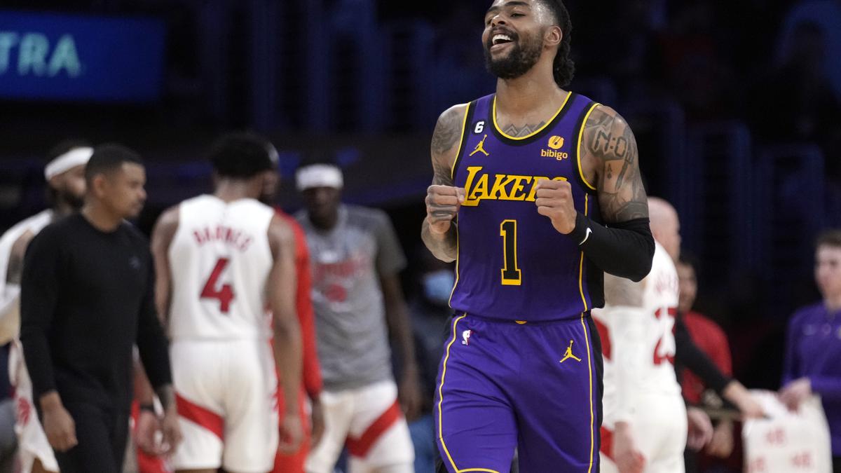 Russell scores 28 points in return, Lakers beat Raptors