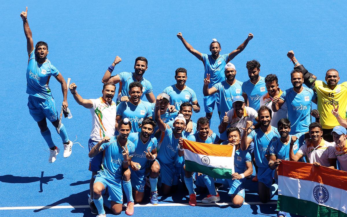 Indian team after winning the bronze medal on August 5, 2021. 