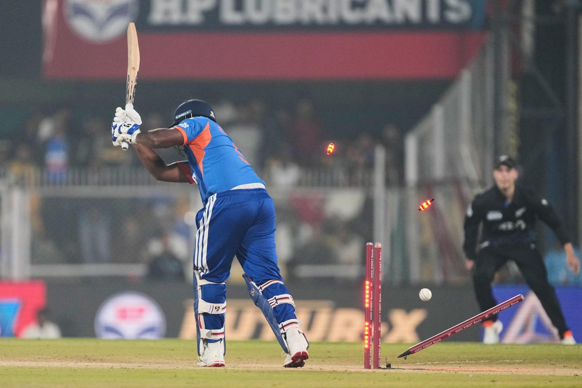 Em 47 entradas T20I para a Índia, Sanju Samson foi expulso nas primeiras 10 bolas em 25 ocasiões, com média de apenas 17,87 durante esta fase de suas entradas. 