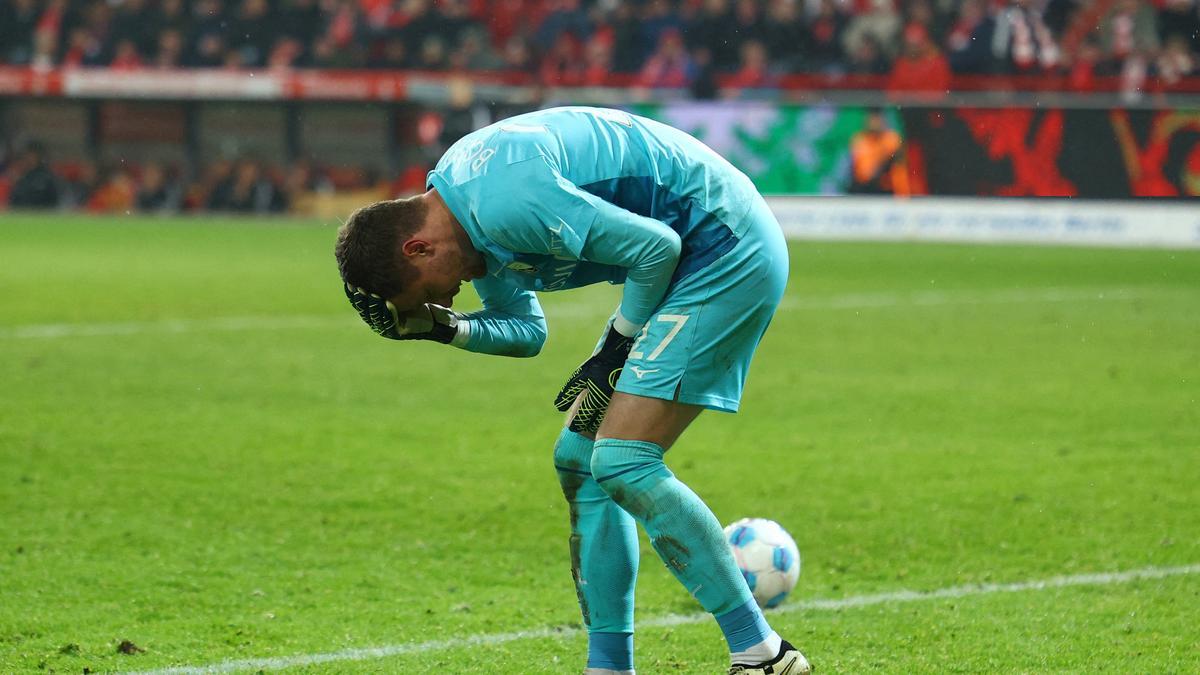 Union Berlin vs Bochum stopped temporarily after goalkeeper struck by object; players refrain from scoring after game resumes